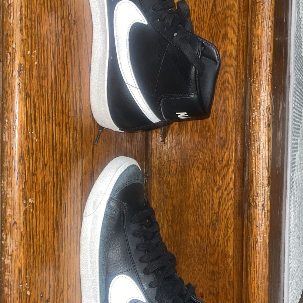 Nike Black and White Leather Sneakers - Picture 4 of 4